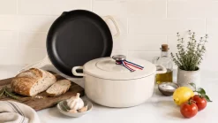 Combekk Braadpan met deksel Gietijzer Sand ø 24 cm / 3.8 Liter - geëmailleerde anti-aanbaklaag