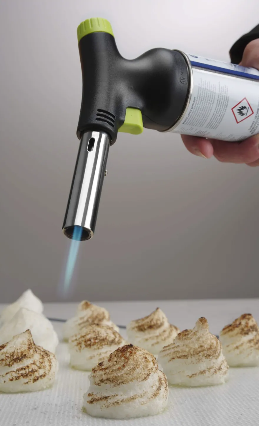 Hendi BBQ Aansteker / Creme Brulee Brander / Koksbrander - met gasbus + Extra Butaan Gas Navullingen - 4 Stuks