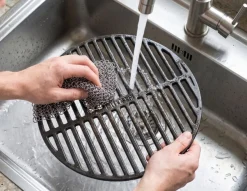 Keij Kamado Gietijzer scrubber - RVS reinigingsketting